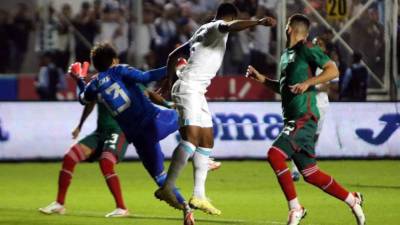 Así fue la acción que dejó fuera a Memo Ochoa en el Honduras México.