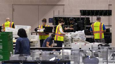 Los trabajadores electorales cuentan las boletas en el Centro de Convenciones de Filadelfia, el 6 de noviembre de 2020. Un esquema para usar falsos electores para mantener a Trump en el poder fue quizás el aspecto más extenso de los diversos esfuerzos para anular los resultados de las elecciones de 2020.