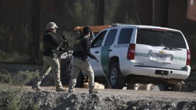 Elementos de la Patrulla Fronteriza custodian en la franja fronteriza en Ciudad Juárez (México). Imagen de archivo.