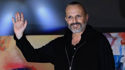 Fotografía de archivo fechada el 10 de noviembre de 2018 del cantante español Miguel Bosé mientras saluda durante una conferencia de prensa en la Ciudad de México (México).