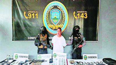 <b>Al filipino le decomisaron un fusil, una pistola y drogas.</b>