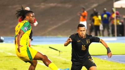Edwin Rodríguez de Honduras disputa la pelota ante la marca de un jugador de Jamaica.
