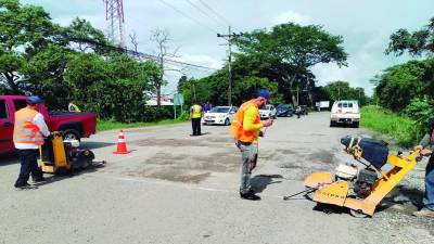 <b>La calle al muelle de cabotaje está severamente dañada y ya comenzó a ser tratada.</b>