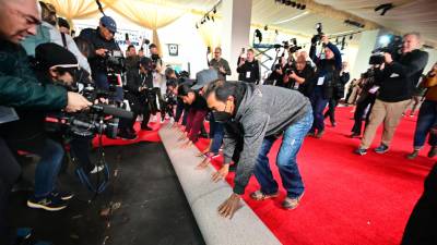 La vuelta al rojo es un retorno al estereotipado glamour que ha envuelto durante años a Hollywood.