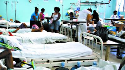 <b>La falta de algodón, medicinas y equipo paraliza los hospitales.</b>