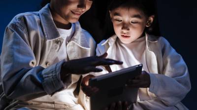 Un niño chino utiliza una tablets para ingresar a internet.