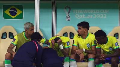 Neymar terminó llorando en el banquillo tras salir del campo por lesón.