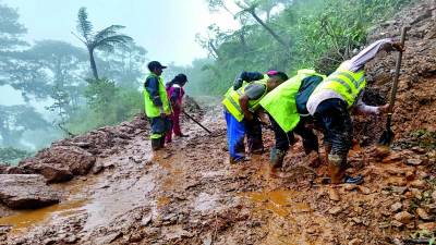 Miembros de patronatos y pobladores de la Laguna de Tembladera trabajan para habilitar el paso hacia su comunidad. Fotos: Cortesía