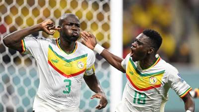 Kalidou Koulibaly, capitán por la ausencia de Sadio Mané, celebra su gol que clasifica a Senegal a octavos de final del Mundial de Qatar 2022.