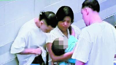 Foto del video que reveló la Policía Militar cuando la madre llegó con el bebé al penal de La Tolva.