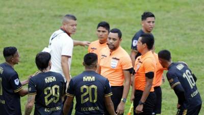 Jugadores del Olancho FC reclamaron a la cuarteta arbitral del partido ante Marathón.