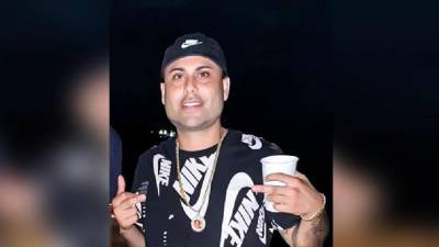 <b>Gilbert Reyes, estadounidense y expareja de Dioni Solórzano, buscado por la Policía, es dueño del carro.</b>