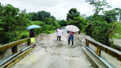 <b>El puente sobre el río Nutria hacia el municipio de Esparta estaba a punto de ceder.</b>