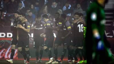 Los jugadores del Sevilla celebrando el gol del empate marcado por Ben Yedder. Foto AFP