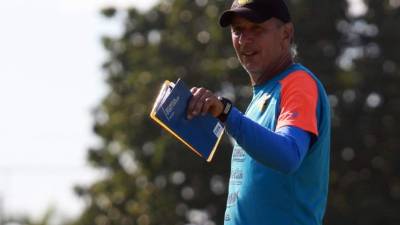 Miguel Falero es un entrenador uruguayo de 58 años. Inició su carrera como DT en 1992 al frente de Cerro (Uruguay). En 2011, clasificó a la Sub-23 de Honduras a los Juegos Olímpicos de Londres 2012 (dirigió Luis F. Suárez). Fue mundialista como asistente técnico en Brasil 2014.