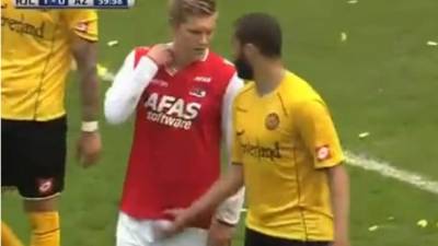 El jugador holandés Guy Ramos le toca el órgano sexual a Aron Johannsson.