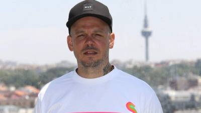 GRA300. MADRID, 21/07/2017.- El cantante y compositor puertoriqueño René Pérez Joglar, conocido como 'Residente' durante la entrevista con EFE en la que ha hablado de su primer y homónimo disco en solitario, un trabajo que será 'fuerte' y 'real', pero no 'grotesco', para mostrar los horrores de la guerra y el sufrimiento de los refugiados. EFE/Sergio Barrenechea