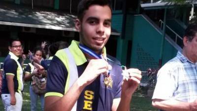 El estudiante ceibeño compartió con sus excompañeros de colegio. Foto: Javier Rosales.