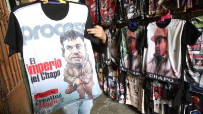Un vendedor muestra una camiseta con la imagen Joaquín 'el Chapo' Guzmán que es ofertada en el mercado de Tepito. EFE