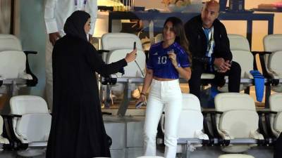 Antonela Roccuzzo se roba todas las miradas en el duelo Países Bajos-Argentina en el estadio Lusail.
