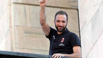 Gonzalo Higuaín ha sido presentado como nuevo jugador del Milan. FOTO EFE.