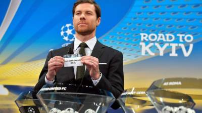 Xabi Alonso fue quien dio la 'suerte' al Barcelona y Real Madrid en el sorteo de octavos de final de la Champions League. Foto AFP