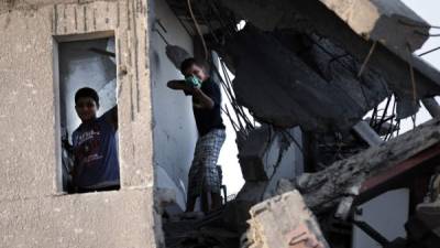 Dos niños juegan en las ruinas de un edificio en la Franja de Gaza.