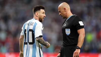 El árbitro polaco Szymon Marciniak pitó el partido de los octavos de final del Mundial de Qatar 2022 entre Argentina y Australia en el estadio Ahmad bin Ali Stadium en Rayán.