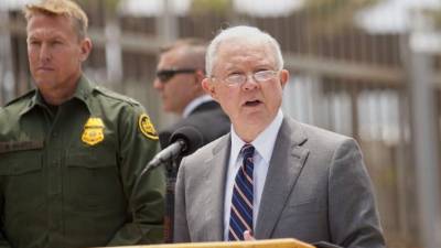 Sessions estuvo hoy en el sur de California, cerca de la frontera con México.