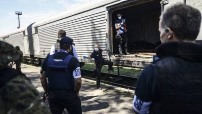 Los cadáveres de los casi 300 pasajeros y tripulantes del avión malasio siniestrado en Ucrania partieron hoy en vagones frigoríficos con destino a la ciudad de Járkov, donde pasarán de las manos de los rebeldes prorrusos a las de los expertos internacionales. AFP