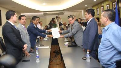 Las autoridades del CCPN, encabezadas por Reinaldo Sánchez, entregaron el escrito sobre las mesas al pleno del TSE.