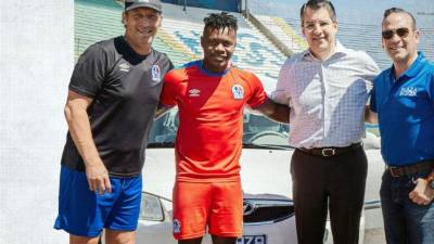 El DT Pedro Troglio, el ganador Júnior Lacayo, el presidente del Olimpia, Rafael Villeda, y un representante de la compañía del carro.