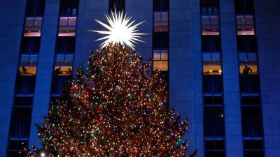 El árbol del Rockefeller Center iluminado en Nueva York.