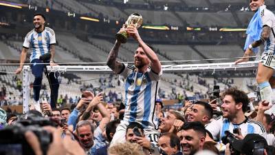 Lionel Messi levantando el trofeo de la Copa del Mundo tras ganarlo en el Mundial de Qatar 2022.