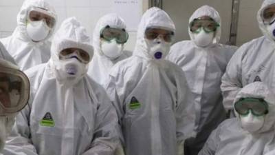 El presidente de El Salvador, Nayib Bukele, informó este miércoles el arribo al vecino país de 27,000 trajes de protección nivel 3 que serán distribuidos entre el personal sanitario que lucha en la primera línea de los hospitales contra la pandemia de coronavirus.