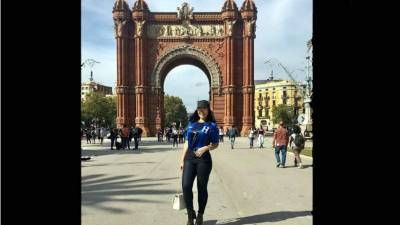 Virginia Varela, esposa del futbolista hondureño Emilio Izaguirre, fue la aficionada de lujo que acompañó y apoyó a la Selección de Honduras en el partido amistoso contra Emiratos Árabes Unidos en el estadio Olímpico de Montjuïc de Barcelona.