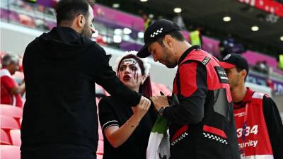 Una aficionada iraní sufrió un bochornoso momento en el partido Gales-Irán.