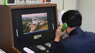 Un funcionario comprueba la línea directa intercoreana instalada en la Zona de Seguridad Conjunta (JSA) en la localidad fronteriza de Panmunjom (Corea del Sur) este 3 de enero. EFE