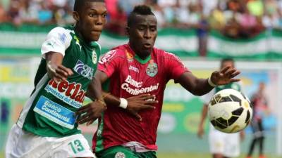 Los equipos Marathón y Juticalpa llevan publicidad de Banco Continental en sus uniformes. Foto Ronald Aceituno