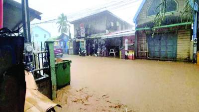 <b>Los primeros efectos del fenómeno se sintieron ayer en Roatán, reportándose inundaciones.</b>