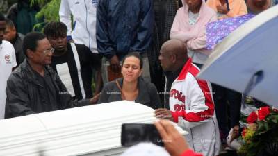 Bajo la lluvia sepultaron al futbolista hondureño Walter Williams. Foto Edgar Witty