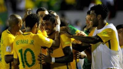 Brasil superó por goleada a Uruguay en Montevideo con gran actuación de Paulinho y Neymar. Foto AFP
