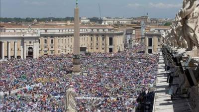 Miles de maestros y escolares llenan la Plaza de San Pedro, en frente de la Basílica mientras esperan la llegada Papa Francisco para dirigir una reunión con las escuelas italianas en la Ciudad del Vaticano. EFE