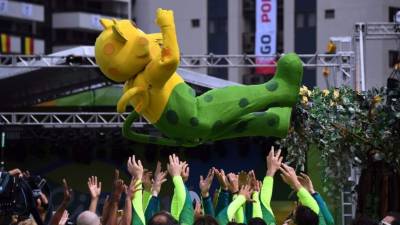 Miembros del equipo brasileño con la mascota oficial de los JJOO.