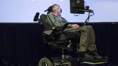 El célebre científico asegura que estas armas no distinguen entre combatientes y civiles.