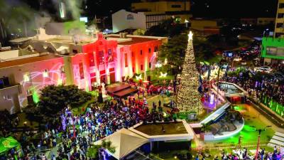 El parque fue iluminado con luces multicolores, mientras que centenares de sampedranos disfrutaron de las actividades en el inicio de la Navidad. Fotos Yoseph Amaya