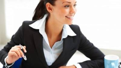 TIP: El labial rojo no muy estridente está permitido, mas no el maquillaje ojo de gato. En sombras opte mejor por tonos neutros y evite el delineado grueso.