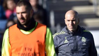 Nuevo entrenador francés del Real Madrid Zinedine Zidane mira a sus jugadores durante su primer entrenamiento.