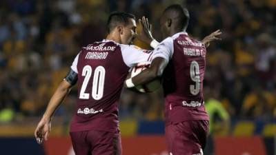 Mariano Torres y Rubilio Castillo, tras el gol que marcó Saprissa a Tigres en Monterre. Foto EFE