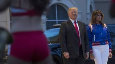 La pareja presidencial estadounidense, Donald y Melania Trump, se unieron a la fiesta por el Super Bowl en su resort de Mar-a-Lago, en Palm Beach. Tras rumores de una crisis matrimonial en la Casa Blanca, los Trump volvieron a protagonizar un momento viral en Florida.